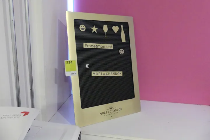 Moët & Chandon Werbe-Steckbuchstabentafel